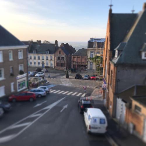 a view of a city street with cars parked at Cabinet de rêveries in Cassel