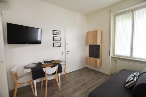 Телевизор и/или развлекательный центр в Lake Como Holiday Apartments