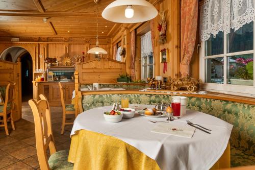 Restaurace v ubytování Hotel Garni Soreie