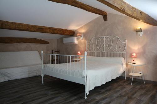 Katil atau katil-katil dalam bilik di Gîte " Suzon" à PEYROUTAS Vignonet St Emilion