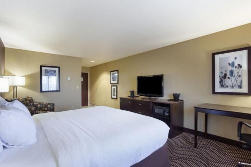 a hotel room with a bed and a television at La Quinta by Wyndham Meridian / Boise West in Meridian