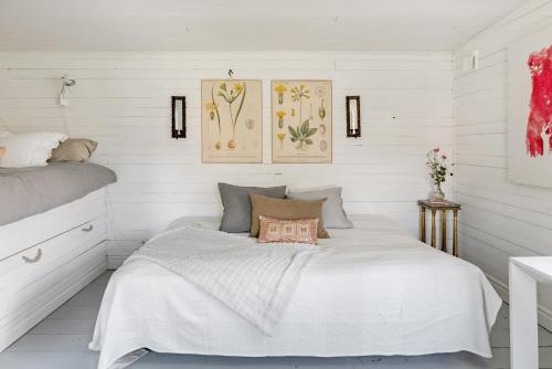 Llit o llits en una habitació de Björnbacka- Chillout Oasis on the Countryside Near Stockholm
