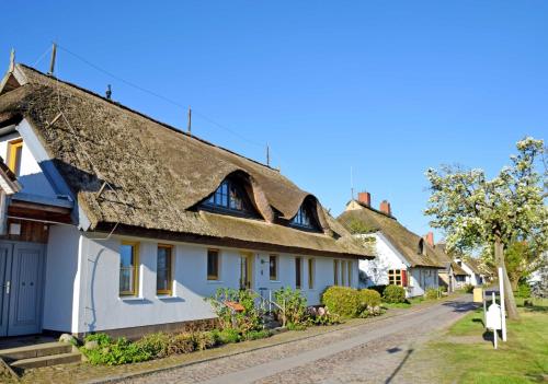 Neu ReddevitzにあるFerienwohnungen im Fischerdorf undの集落一棟