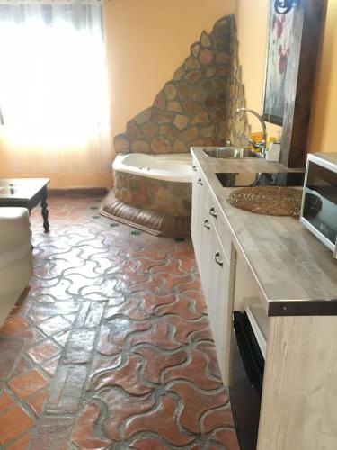La salle de bains est pourvue d'une baignoire, d'un lavabo et d'une baignoire. dans l'établissement La Hacienda del Marquesado, à Albuñán