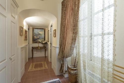un corridoio con una grande finestra in una casa di Les Suite Royales a Sassari