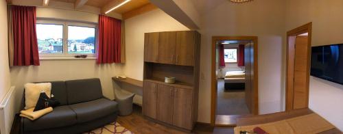 a living room with a couch and a television at Nonas B&B in Galtür