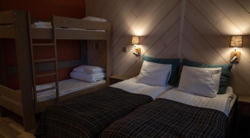 een kleine kamer met 2 stapelbedden en een ladder bij Hotel Rukatonttu in Ruka