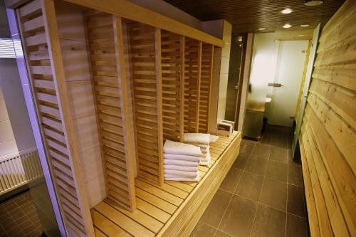 a bathroom with a sauna with towels in it at Levi Suites Unna Mànnu in Levi