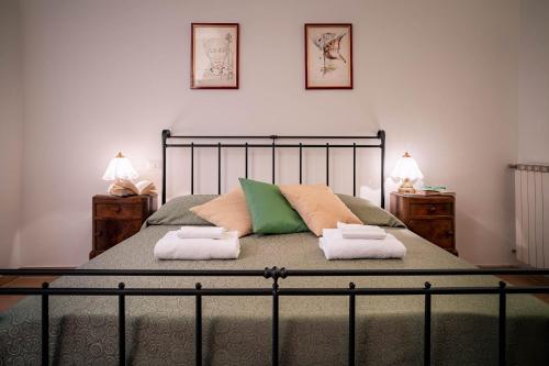 ein Schlafzimmer mit einem Bett mit zwei Handtüchern darauf in der Unterkunft Novella Benedicta Apartments in Florenz