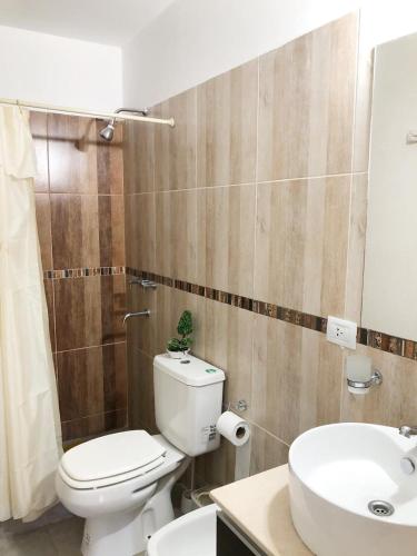 un bagno con WC e lavandino di VILLA MIA a Villa Carlos Paz