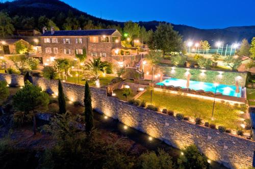 un complejo con piscina por la noche en Villa Sancta Maria, en Motovun