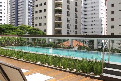een zwembad op het balkon van een gebouw bij Multihouse - Moderno Studio no Brooklin II in Sao Paulo