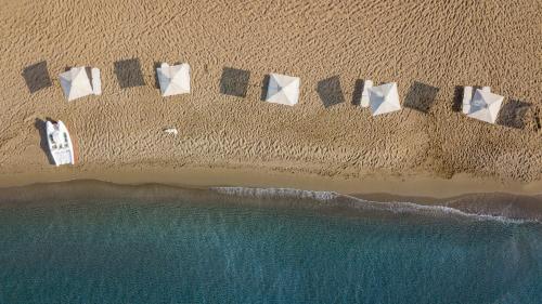 een luchtzicht op een strand met witte papieren erop bij Acantha Boutique Hotel in Ereikoússa