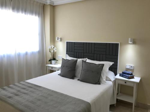 En eller flere senge i et værelse på Sunandsea apartment