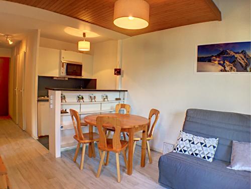 un salon avec une table et un canapé dans l'établissement Aster, à Chamonix-Mont-Blanc