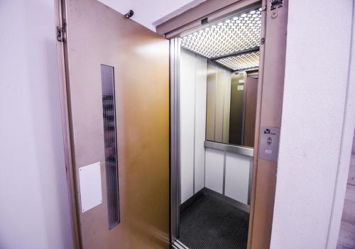 une porte d'ascenseur avec un miroir dans un bâtiment dans l'établissement Santa Faz Old Town, à Benidorm