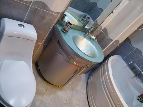 Ένα μπάνιο στο Between 28may Metro station and National Boulevard Seaside Park