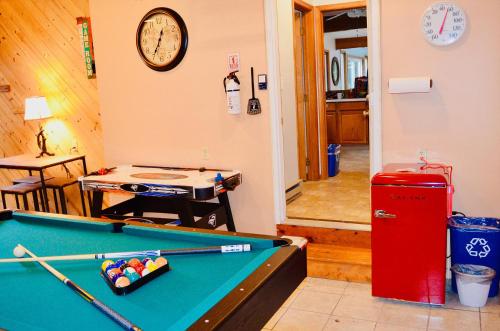 Meja biliard di Mt. Maplewood Lake House Apt.