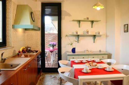 A cozinha ou cozinha compacta de Villa delle Palme