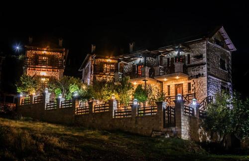 een huis met 's nachts verlichting bij Abelos Villas in Áyios Ioánnis