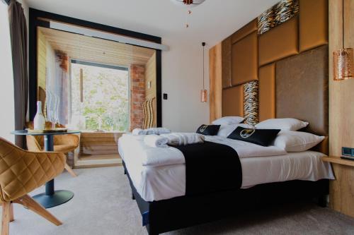 Un dormitorio con una cama grande y una ventana en Baobab Suites, en Siófok