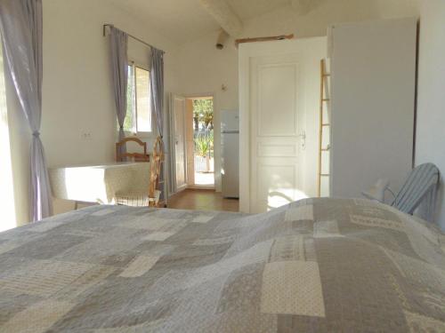 - une chambre avec un lit et une chambre avec une porte dans l'établissement La Provence, à Vaison-la-Romaine