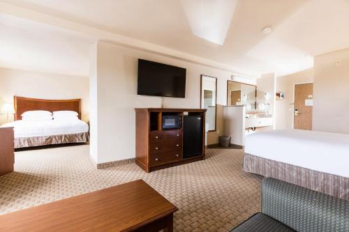 Red Lion Inn & Suites McMinnville tesisinde bir odada yatak veya yataklar
