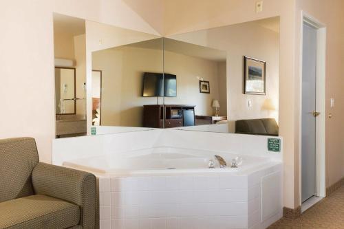 a large white tub in a living room with a chair at Red Lion Inn & Suites McMinnville in McMinnville