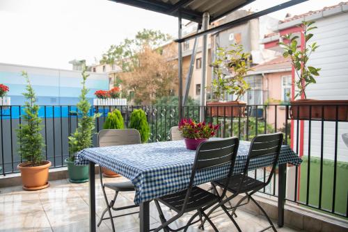 een tafel en stoelen op een balkon met planten bij Dualis Hotel in Istanbul