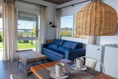 sala de estar con sofá azul y mesa en Aparthotel la Música y el Mar, en Maldonado