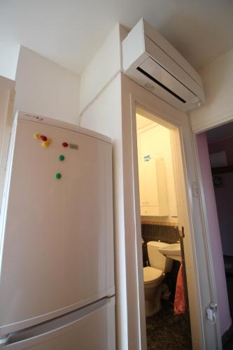 um frigorífico branco num quarto com casa de banho em Dangus em Ramučiai