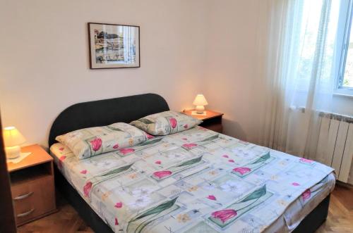 - une chambre avec un lit et 2 tables de chevet dans l'établissement Villa Donadini, à Trogir