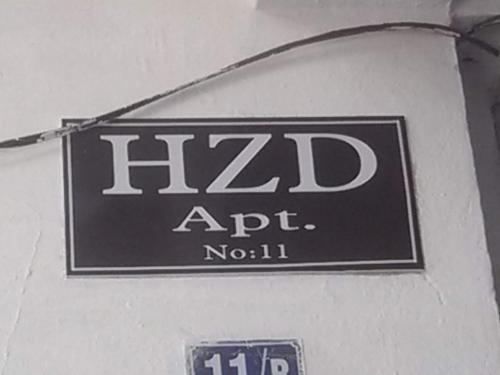 フェティエにあるHZD Apartments Hostelの建物の側面にある看板