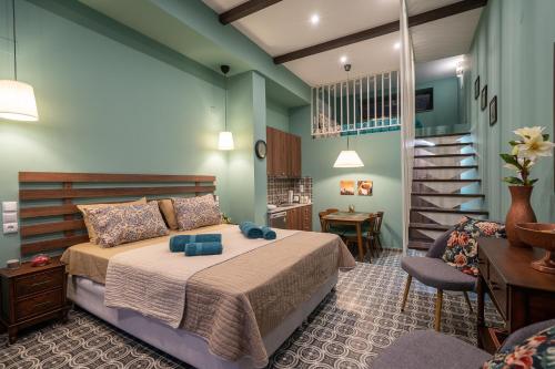 ein Schlafzimmer mit einem Bett und einer Treppe in einem Zimmer in der Unterkunft SaltHouse #2 in Kalambaka