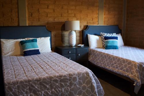 dos camas sentadas una al lado de la otra en un dormitorio en Quinta Lucia, en Valle de Guadalupe