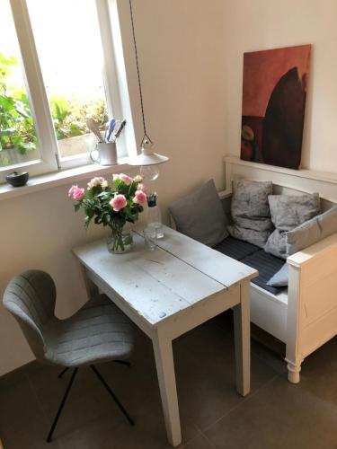 uma sala de estar com uma mesa e um sofá em Bremerraumnatur em Bremen