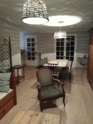 un salon avec une chaise et une table dans l'établissement Villa poupa, à Châtillon-sur-Cher
