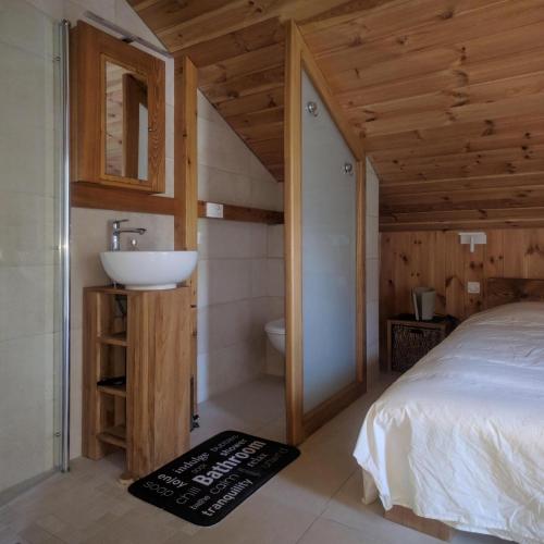 La salle de bains est pourvue d'un lit et d'un lavabo. dans l'établissement Chalet Les Cols - Chambres avec terrasse & jardin - proche de la nouvelle gare, à Saint-Jean-de-Maurienne