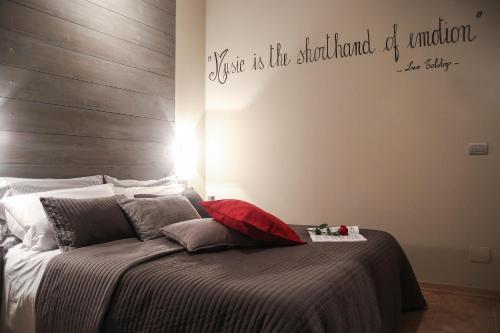 1 dormitorio con 1 cama con cabecero de madera en Il Pentagramma, en Cremona
