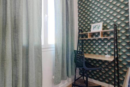 Cette chambre comprend un rideau, une chaise et une fenêtre. dans l'établissement La Perle Marine - 5 min à pied de la Canebière, à Marseille