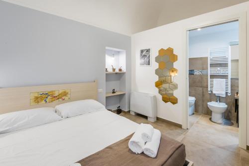 um quarto com uma cama e uma casa de banho em Il Baiocco em Ragusa