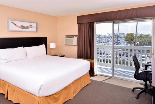 A bed or beds in a room at Dana Point Marina Inn