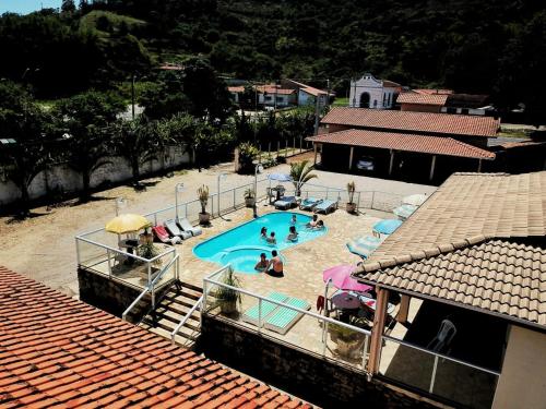 Uma vista da piscina em Pousada Encantos da Serra ou nos arredores