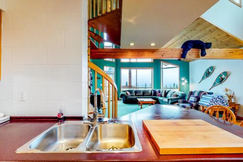 DuHaus Green في منتجع التزلج الأبيض الكبير: مطبخ مع حوض وغرفة معيشة