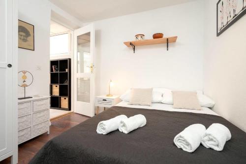sypialnia z dużym łóżkiem z 2 białymi poduszkami w obiekcie House Heritage w mieście Stari Grad
