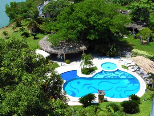 una vista aérea de una piscina en un complejo en Hotel Santa Luisa Finca Boutique, en Gutiérrez Zamora