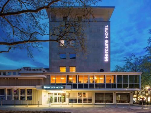 eine Darstellung des Marriott Hotels in der Nacht in der Unterkunft Mercure Hotel Dortmund Centrum in Dortmund