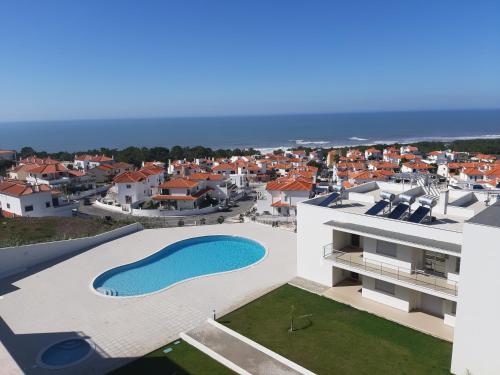 Cette chambre offre une vue sur une maison dotée d'une piscine. dans l'établissement Erik Apartment, à Nazaré