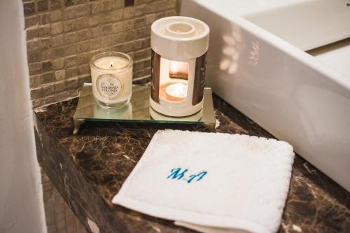 een tafel met twee kaarsen en een handdoek erop bij LA PORTEÑA in Buenos Aires