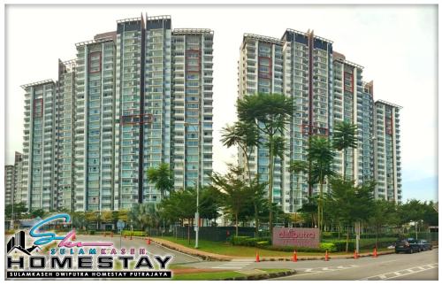 Gallery image of SulamKaseh Dwiputra Homestay Putrajaya With 4 Units AC, 3 Baths, WiFi & Pool View in Putrajaya